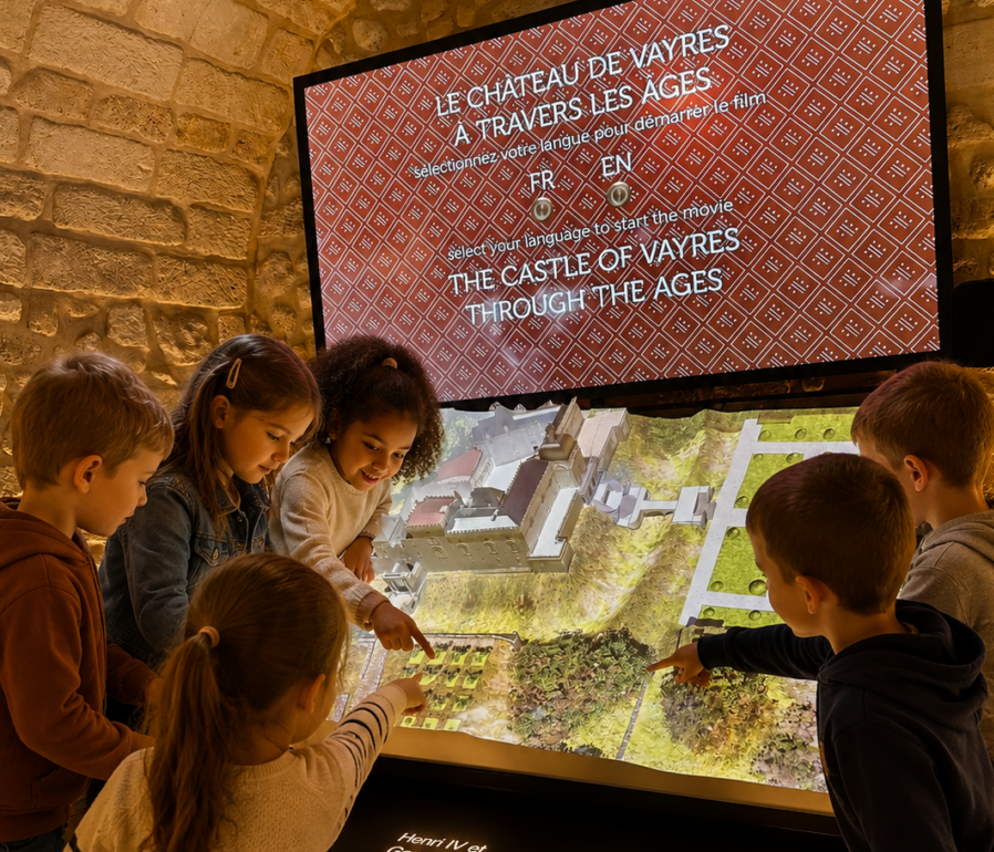 Groupe-scolaire-maquette-interactive-Vayres un groupe d'enfants jouent avec la maquette interactive de Vayres