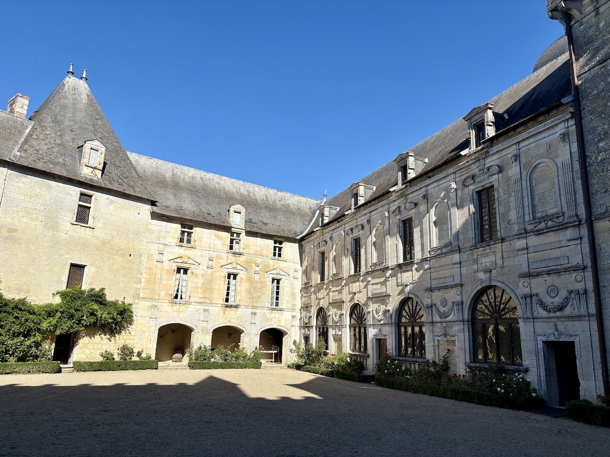 cour interieure château de vayres